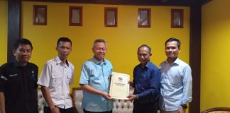 Ketua KPU Kabupaten Sigi, Soleman (ketiga dari kanan), secara simbolis menyerahkan laporan pengembalian sisa dana hibah Pilkada 2024 kepada Bupati Sigi, Mohammad Rizal Intjenae (ketiga dari kiri), di kediaman bupati, Rabu (7/5/2025). Turut hadir mendampingi, Sekretaris KPU Sigi Muhammad Bardin Loulembah, Divisi Hukum KPU Subri, serta jajaran Pemda Sigi.
