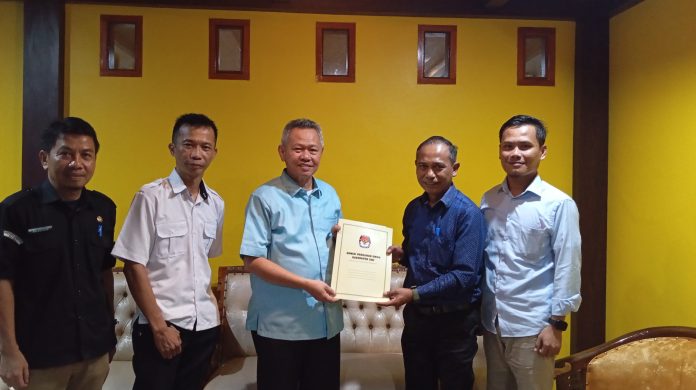 Ketua KPU Kabupaten Sigi, Soleman (ketiga dari kanan), secara simbolis menyerahkan laporan pengembalian sisa dana hibah Pilkada 2024 kepada Bupati Sigi, Mohammad Rizal Intjenae (ketiga dari kiri), di kediaman bupati, Rabu (7/5/2025). Turut hadir mendampingi, Sekretaris KPU Sigi Muhammad Bardin Loulembah, Divisi Hukum KPU Subri, serta jajaran Pemda Sigi.